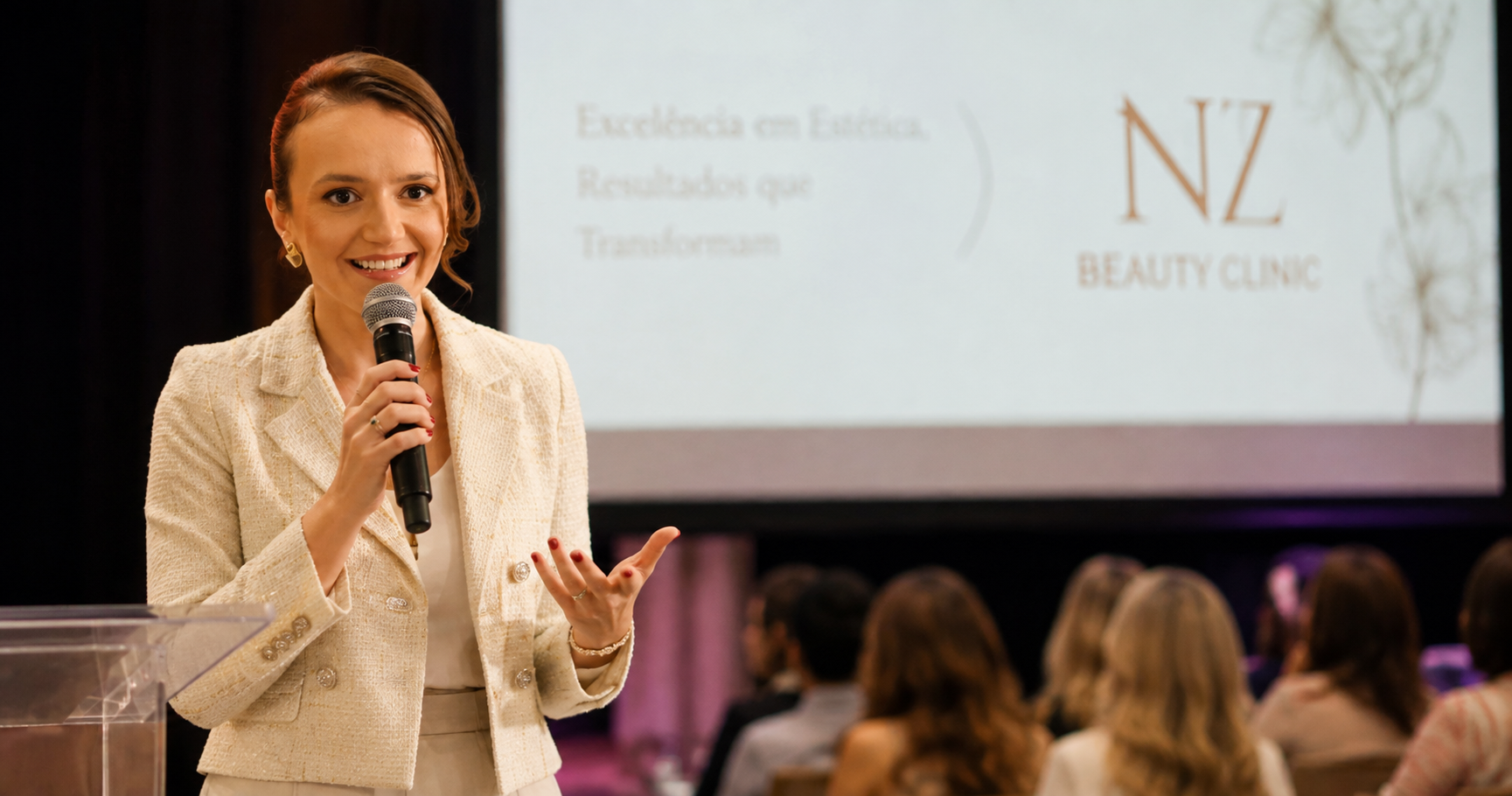 Nágila Bernarda Zortéa palestrando no 32º Estetika, maior evento de estética da América Latina, São Paulo, 2026